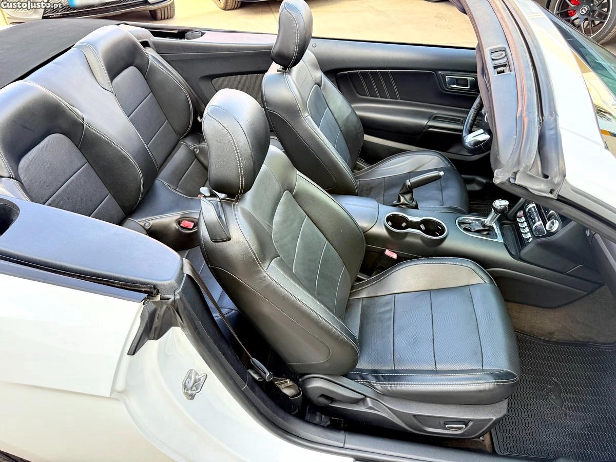 Ford Mustang 2.3 Convertible — fotografia 26