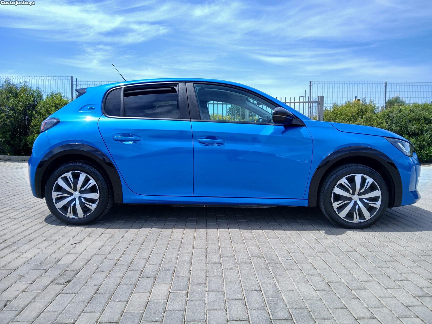 Peugeot e-208 50 kWh Allure Pack — fotografia 7