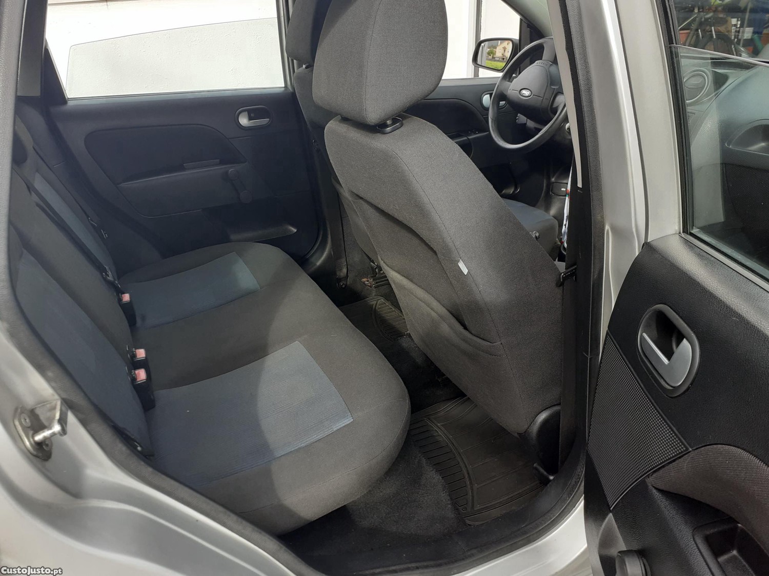 Ford Fiesta 1.4 tdci 5 lugares - 06 — photo 3