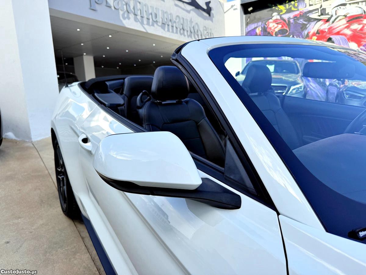 Ford Mustang 2.3 Convertible — fotografia 16
