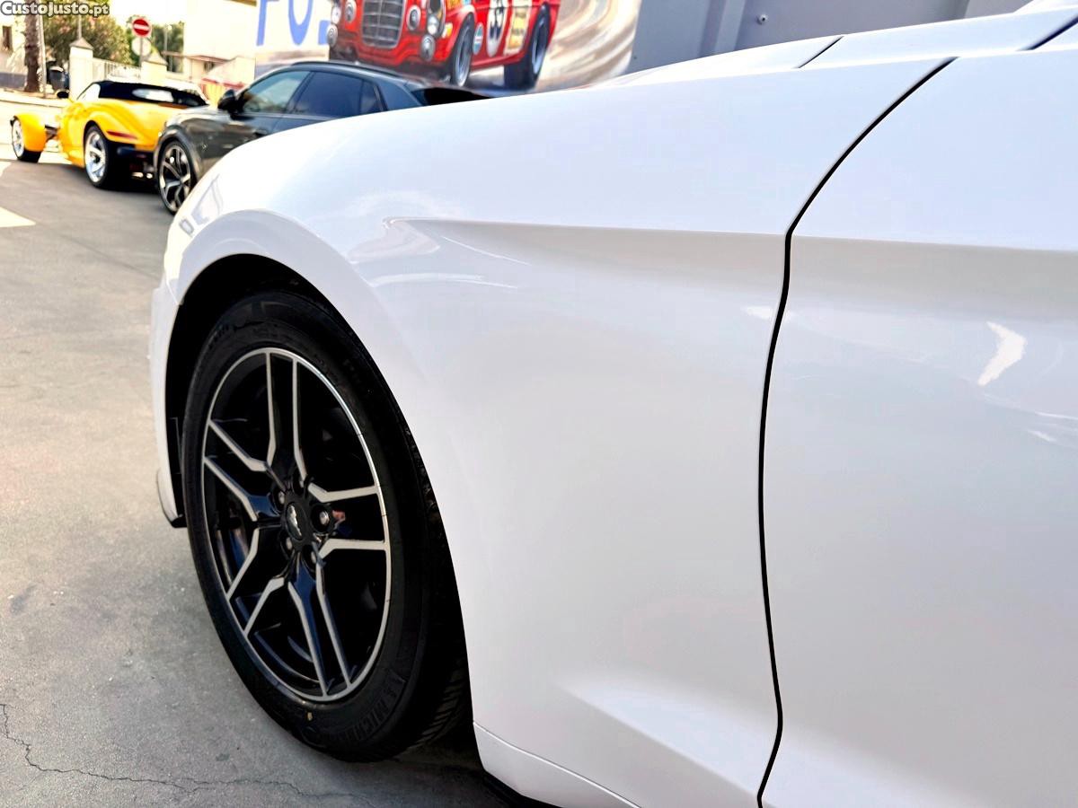 Ford Mustang 2.3 Convertible — fotografia 7