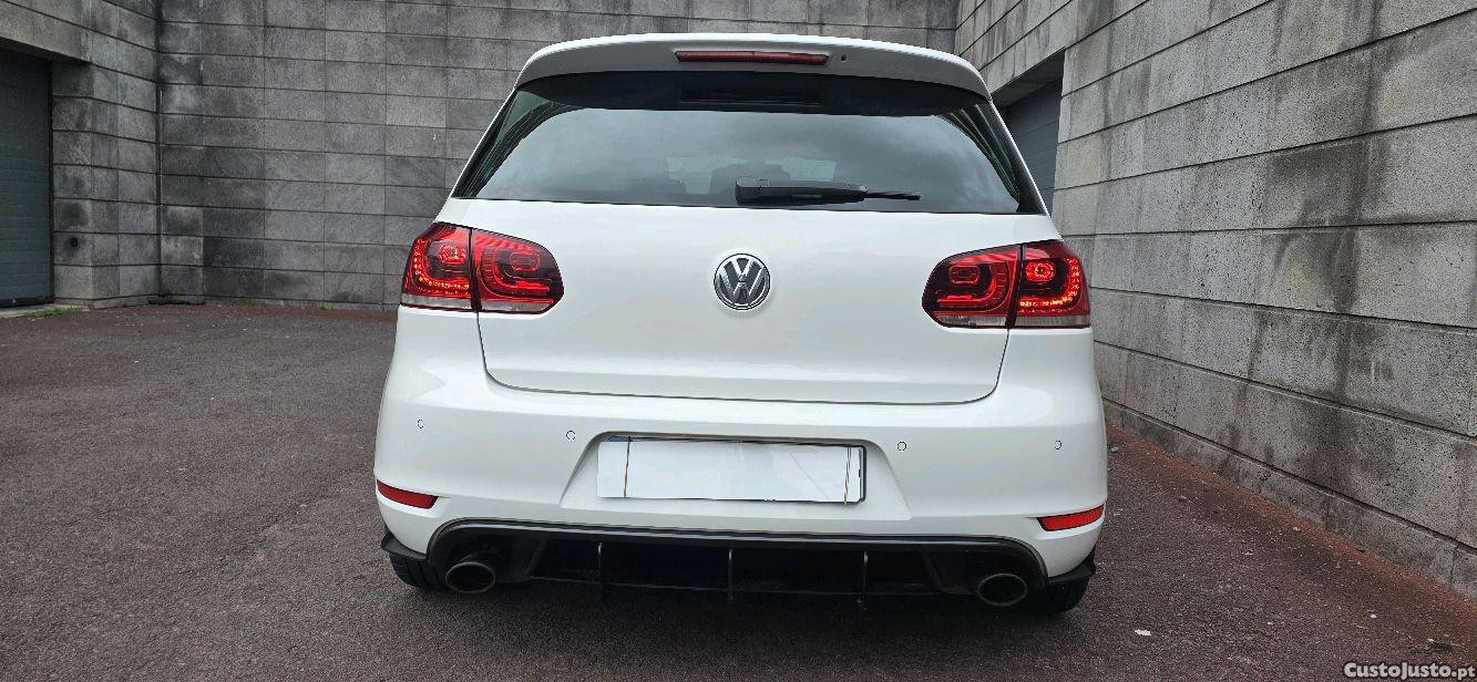 Volkswagen Golf 2.0 GTi DSG com patilhas no volante — fotografia 4
