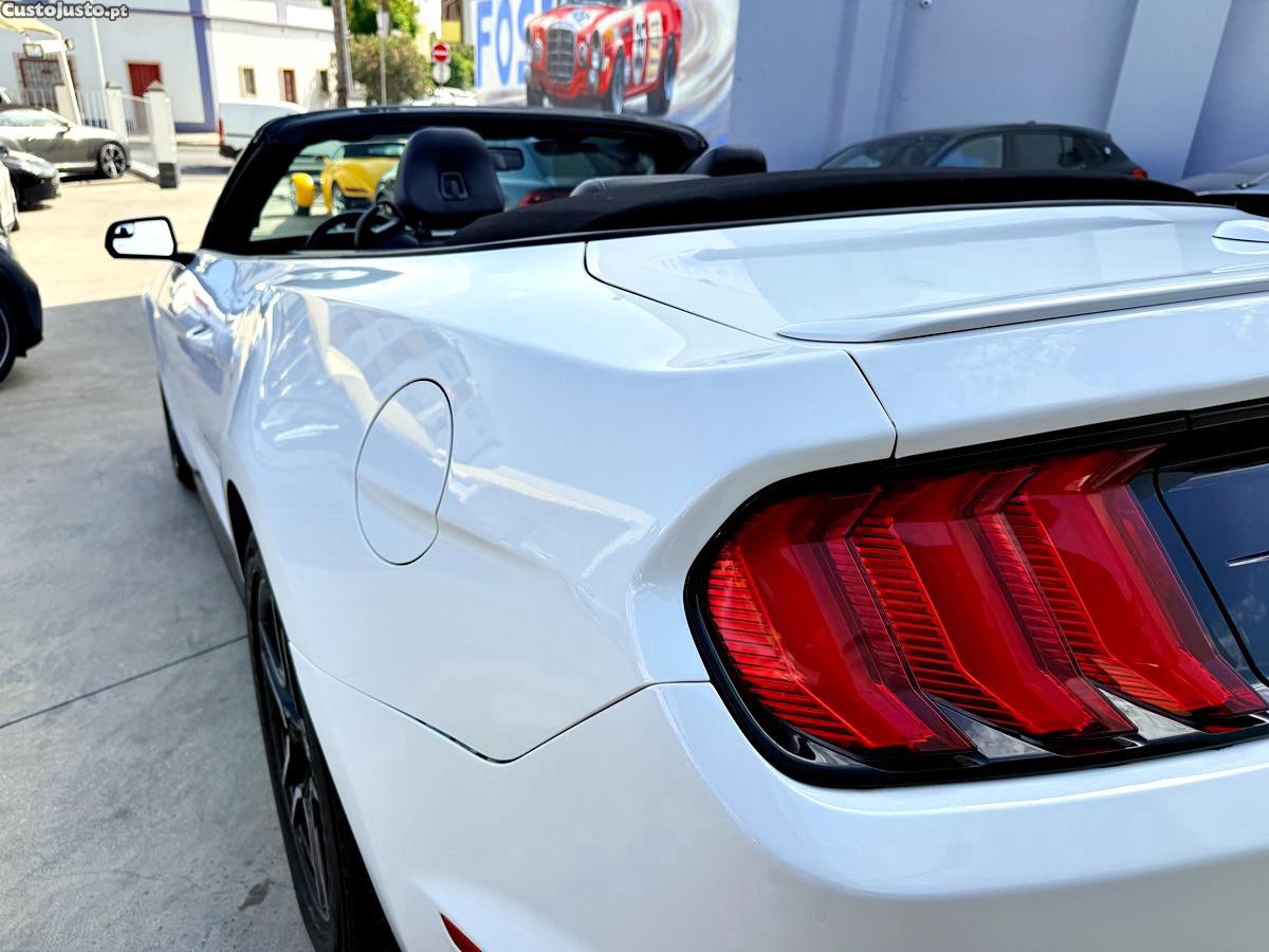 Ford Mustang 2.3 Convertible — fotografia 11