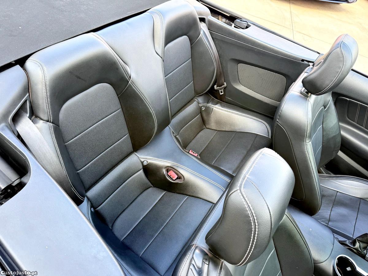 Ford Mustang 2.3 Convertible — fotografia 25