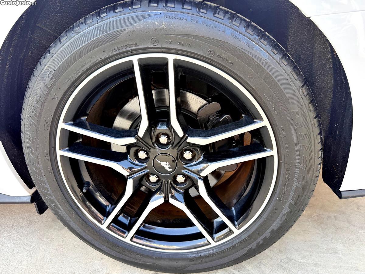 Ford Mustang 2.3 Convertible — fotografia 10