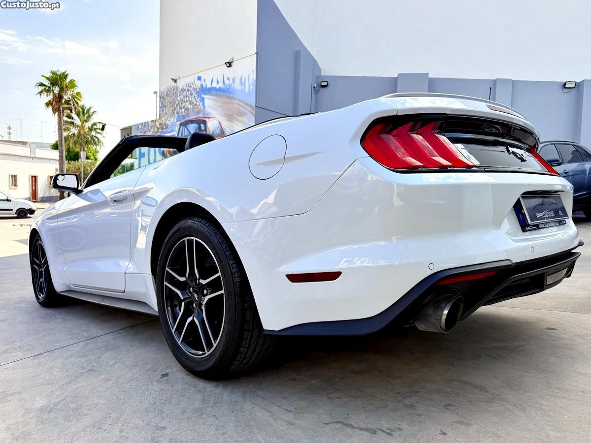 Ford Mustang 2.3 Convertible — fotografia 13