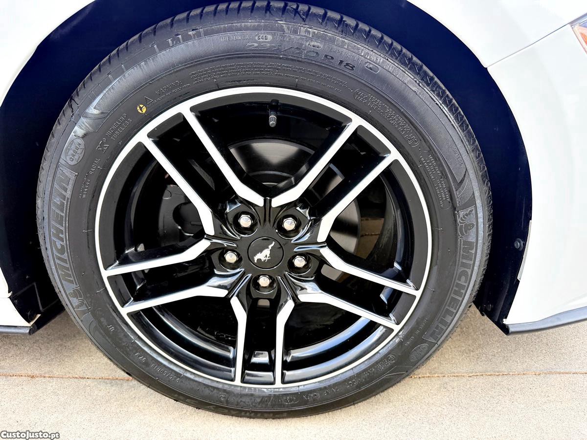 Ford Mustang 2.3 Convertible — fotografia 17