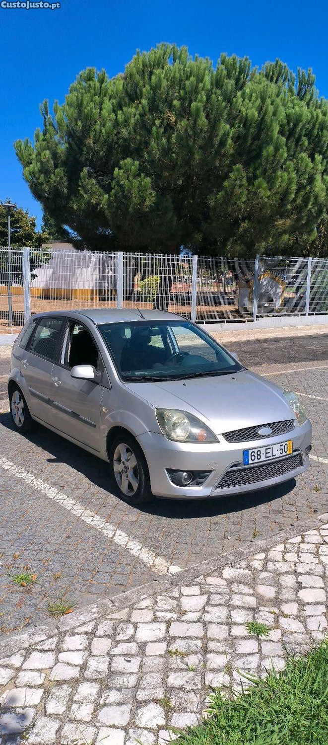 Ford Fiesta 1.4 TDCI — fotografia 6
