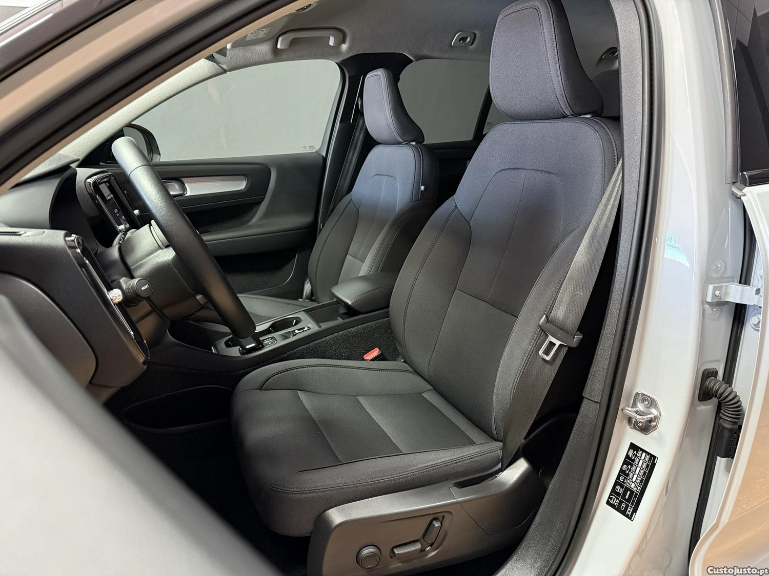 Volvo XC 40 1.5 T5 PHEV R-Design NACIONAL — fotografia 3