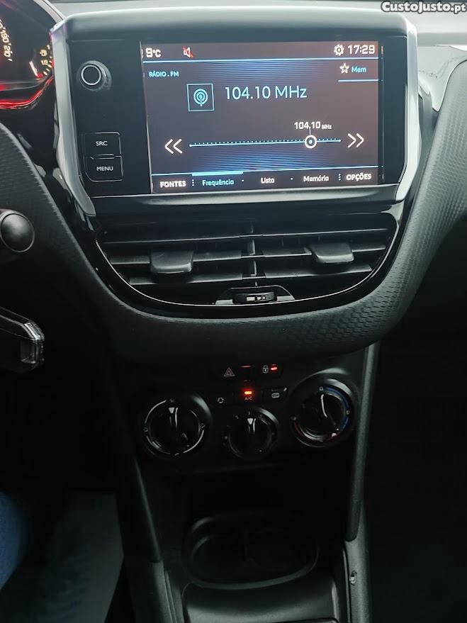 Peugeot 208 Style 1.6 HDI — fotografia 4