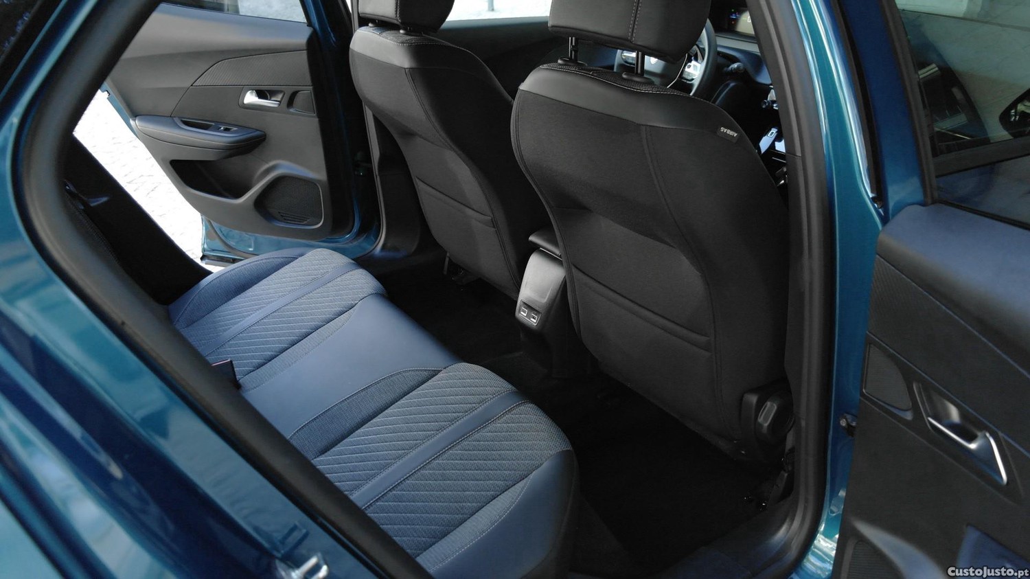 Peugeot e-2008 54 kWh Allure — fotografia 16