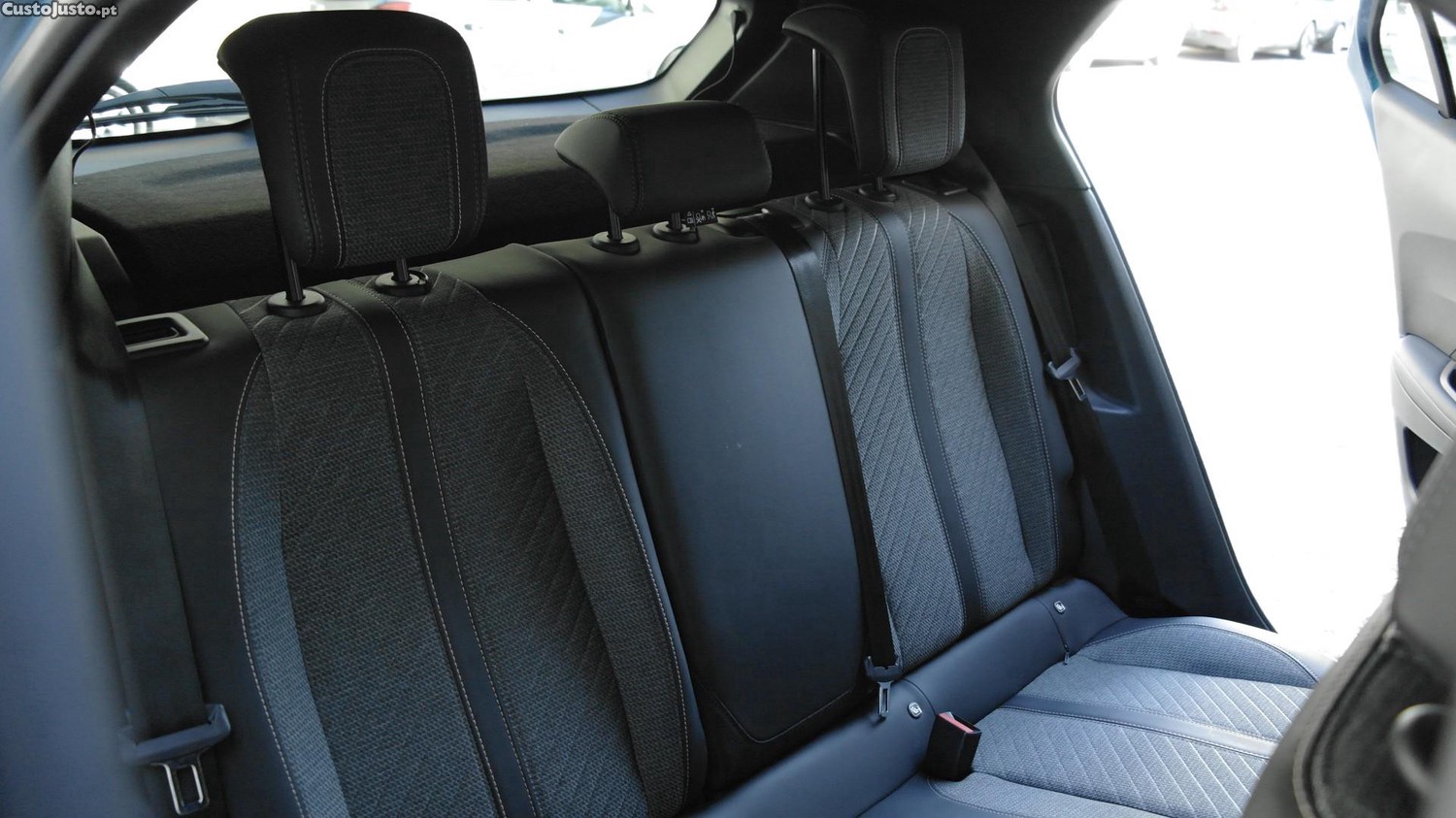 Peugeot e-2008 54 kWh Allure — fotografia 14