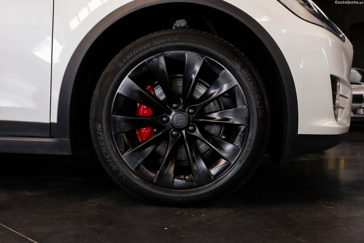 Tesla Model X Long Range — fotografia 11