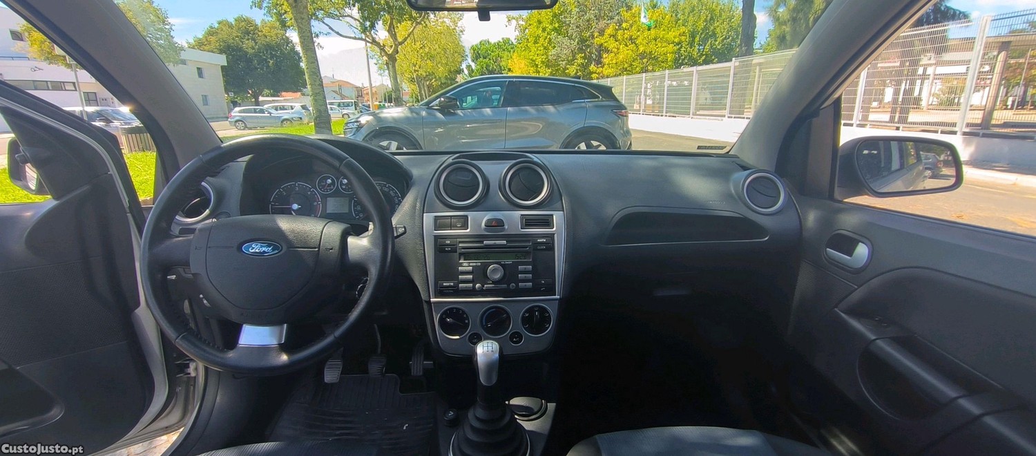 Ford Fiesta 1.4 TDCI — fotografia 2