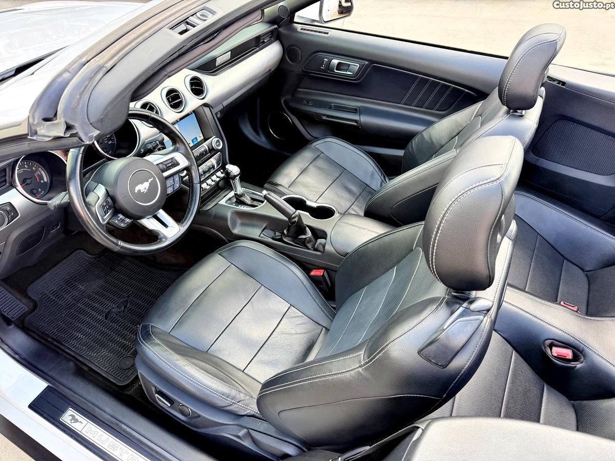 Ford Mustang 2.3 Convertible — fotografia 32