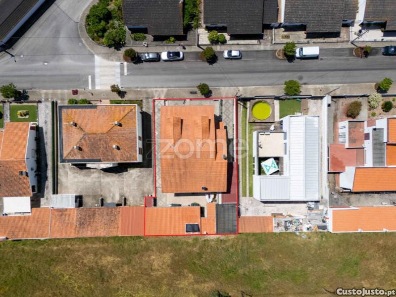 Moradia T5 Com Espaço Comercial E 390 M² Em...