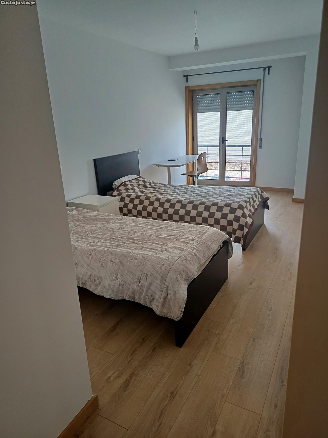 Quarto (Suite) em apartamento T2 novo, junto ao Centro Comercial Glicínias - Aveiro
