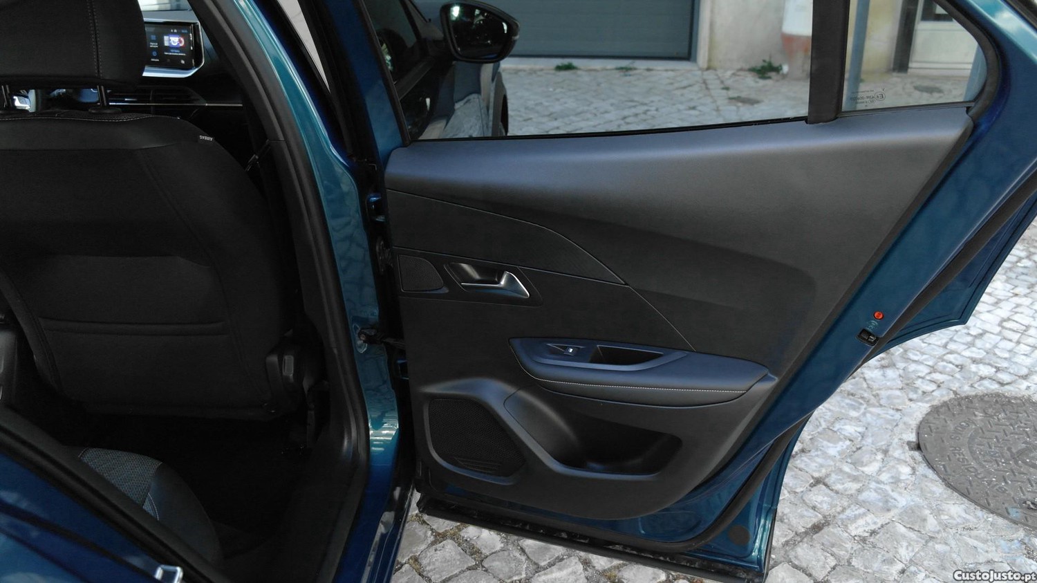 Peugeot e-2008 54 kWh Allure — fotografia 17