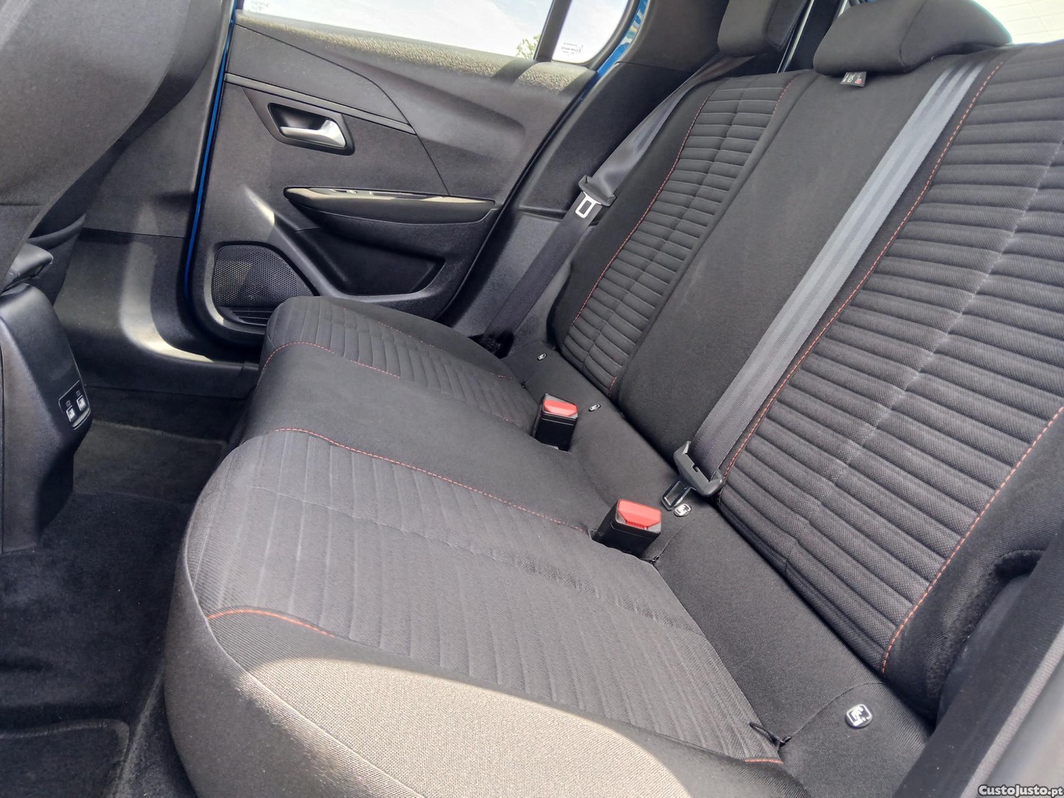 Peugeot e-208 50 kWh Allure Pack — fotografia 2