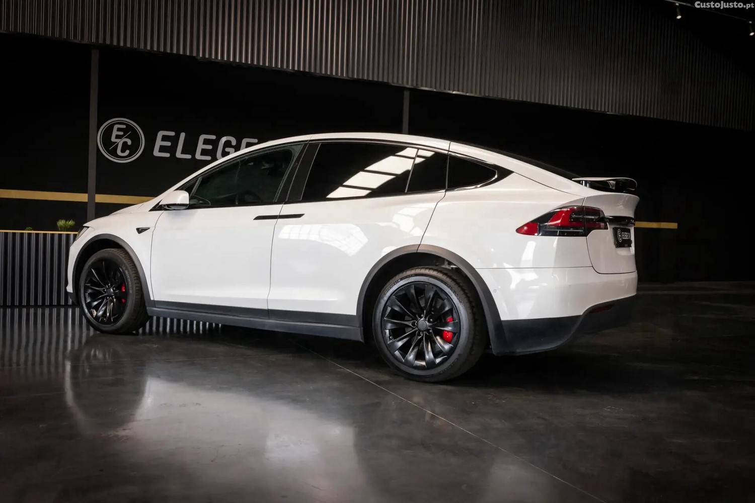 Tesla Model X Long Range — fotografia 12