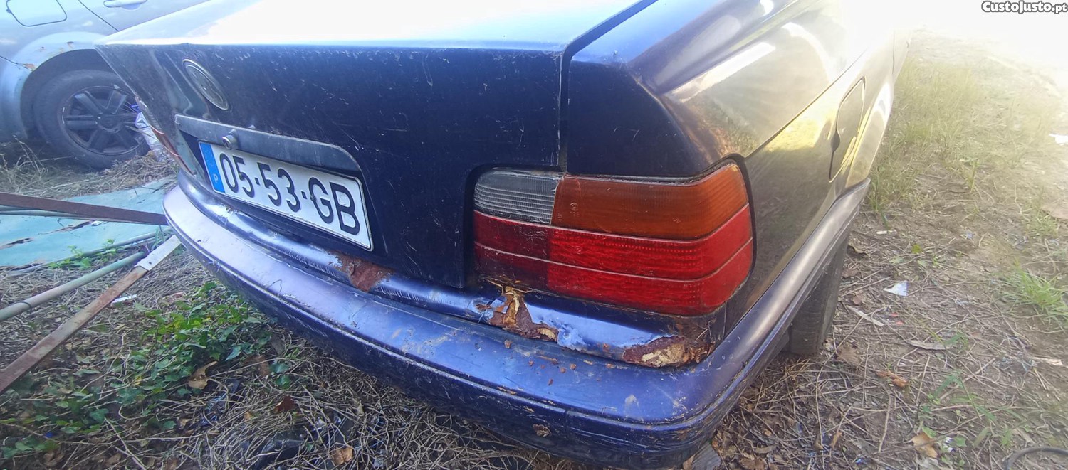 BMW 318 Deisel inteiro para peças com documentos ler — fotografia 7