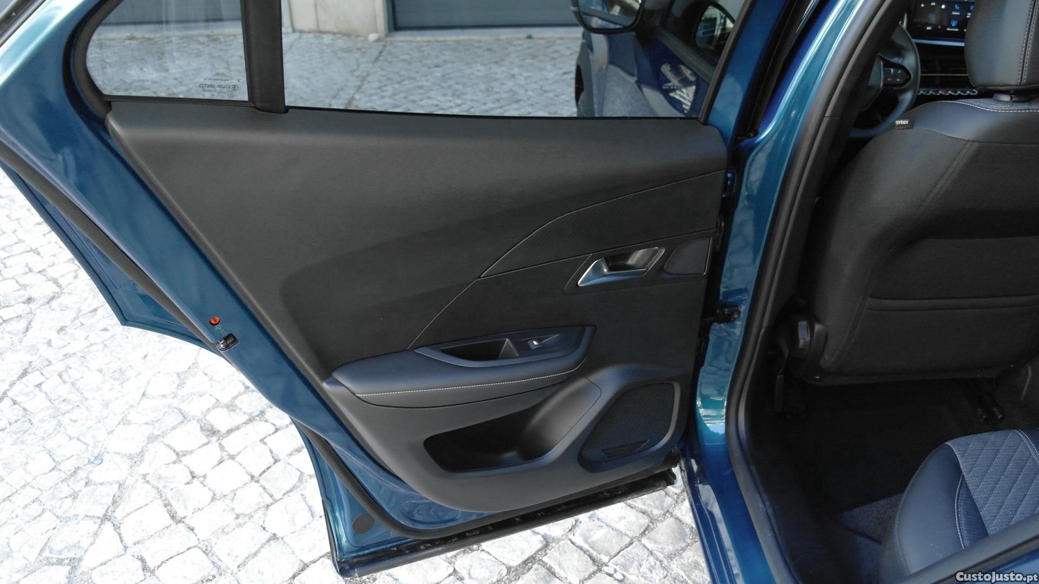 Peugeot e-2008 54 kWh Allure — fotografia 13