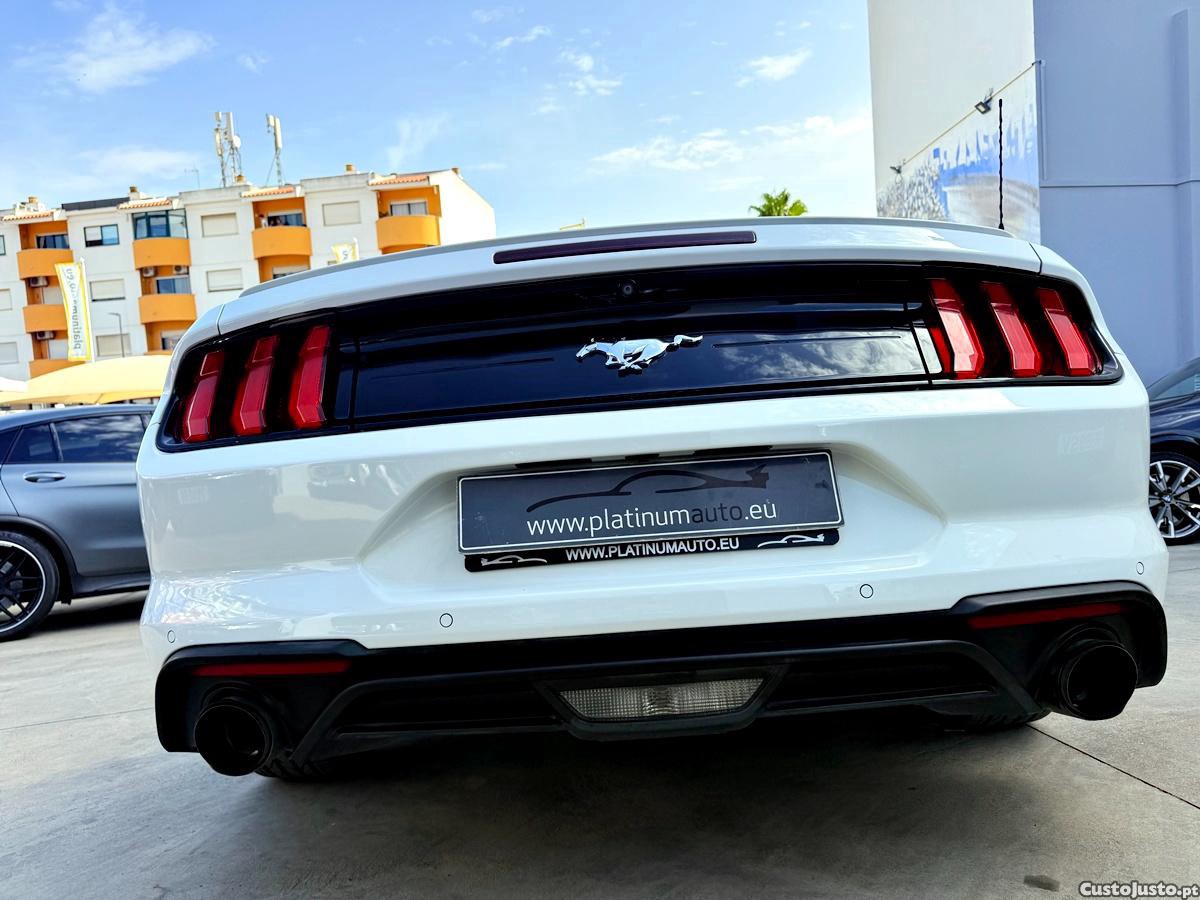 Ford Mustang 2.3 Convertible — fotografia 3