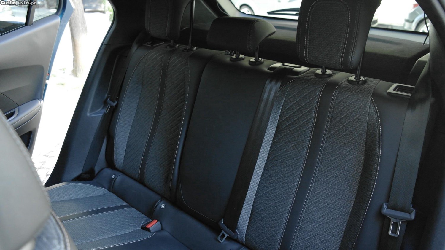 Peugeot e-2008 54 kWh Allure — fotografia 9