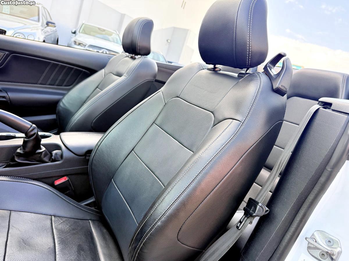 Ford Mustang 2.3 Convertible — fotografia 33