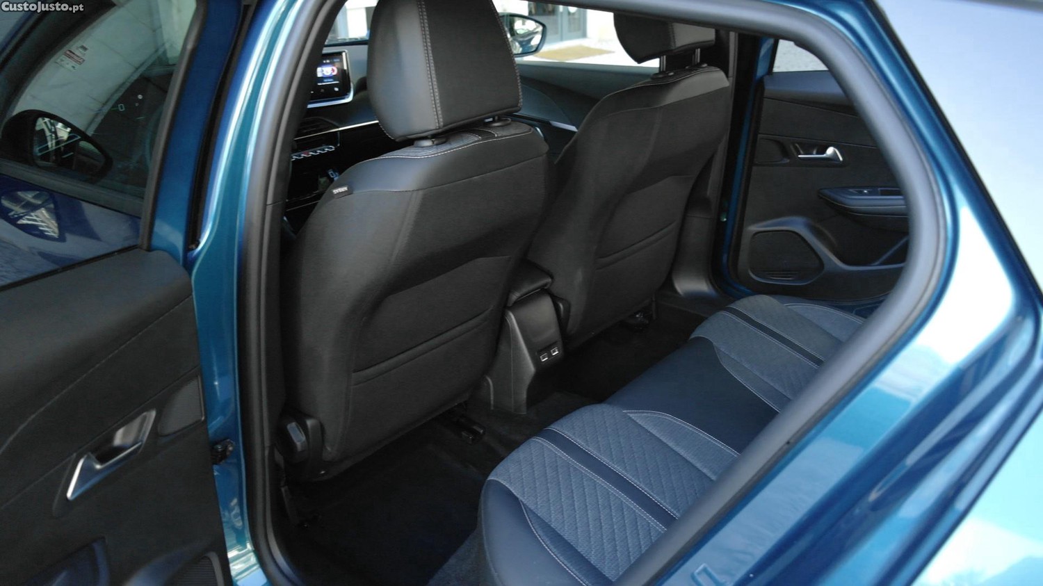 Peugeot e-2008 54 kWh Allure — fotografia 12
