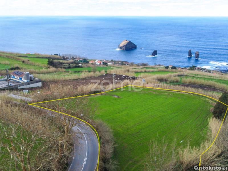 Terreno Rústico Com Vista Panorâmica Nos Mosteiros