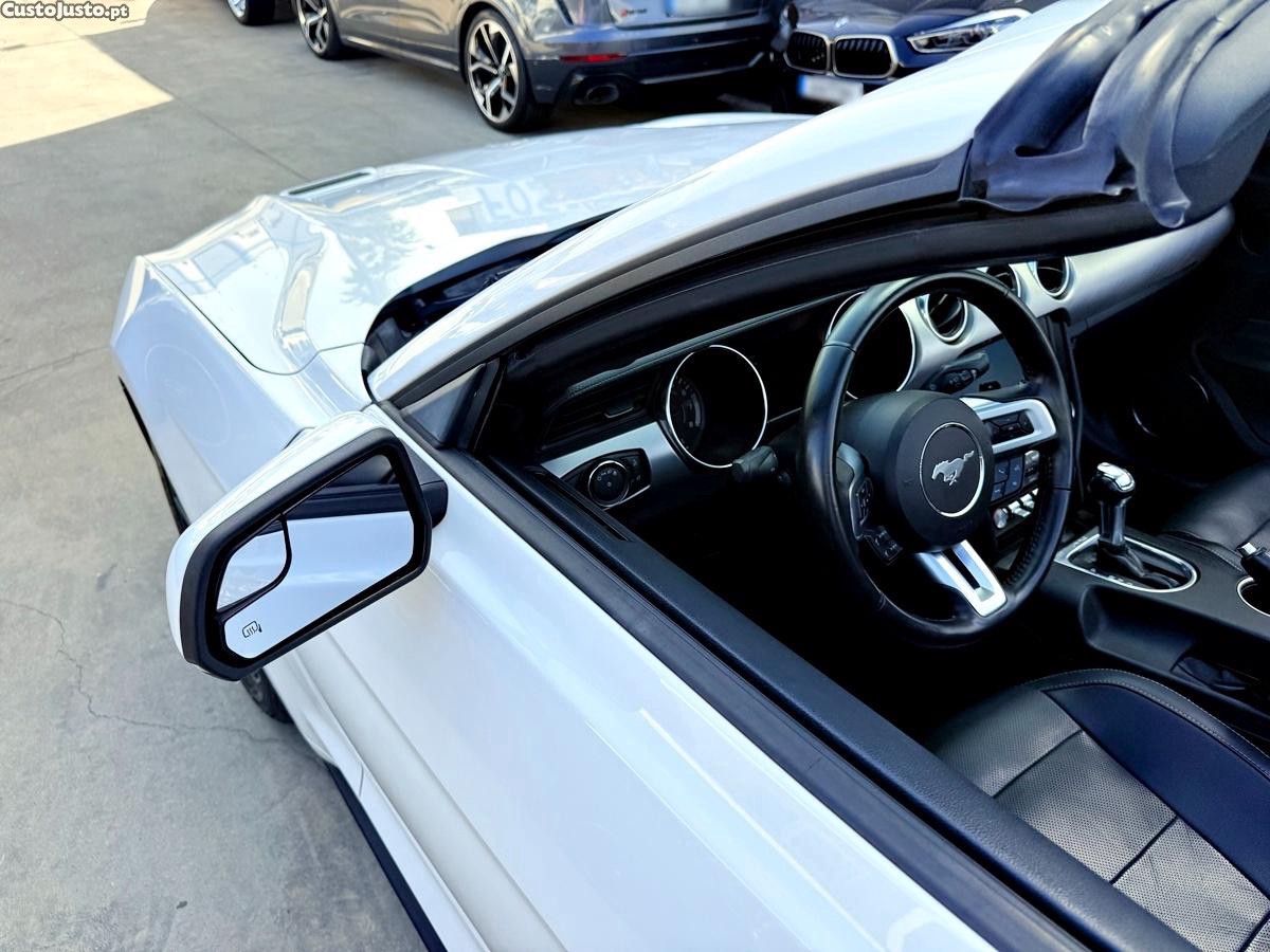 Ford Mustang 2.3 Convertible — fotografia 8