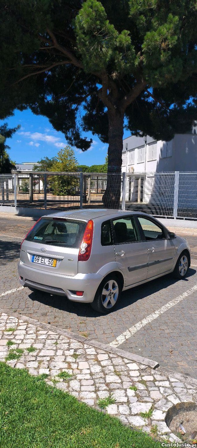 Ford Fiesta 1.4 TDCI — fotografia 4