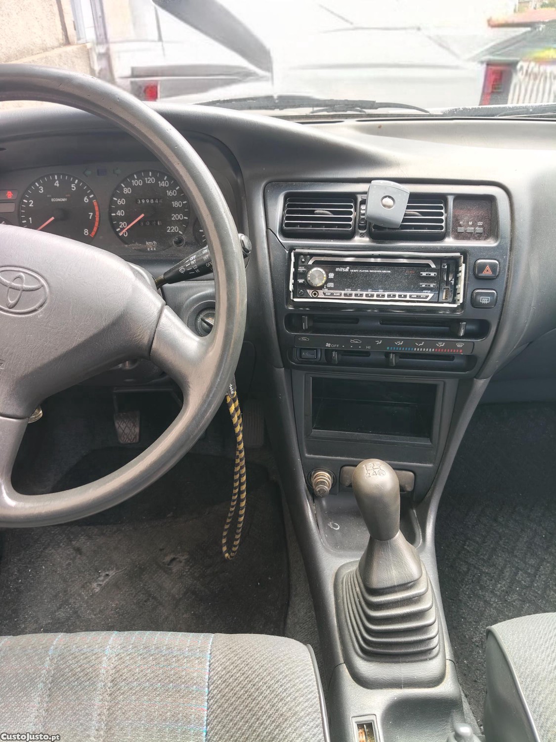 Toyota Corolla Xli com ar-condicionado 4 vidros elétricos — fotografia 3