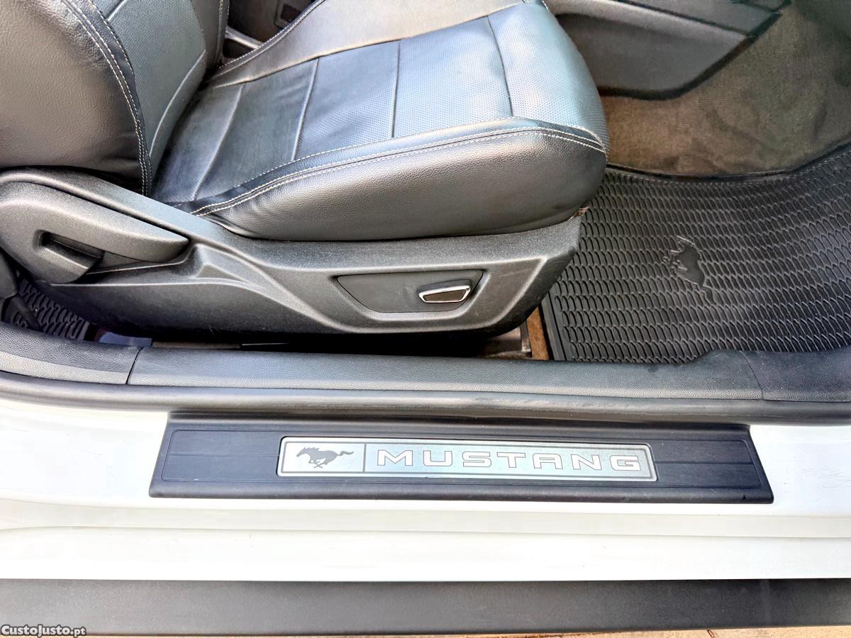 Ford Mustang 2.3 Convertible — fotografia 28