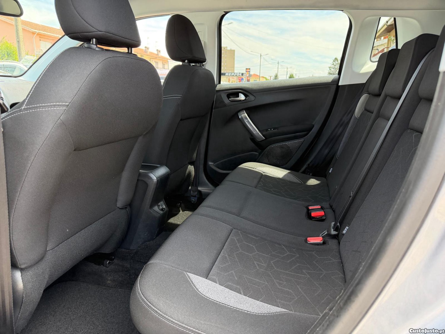 Peugeot 2008 1.6 BlueHDi Allure — fotografia 16