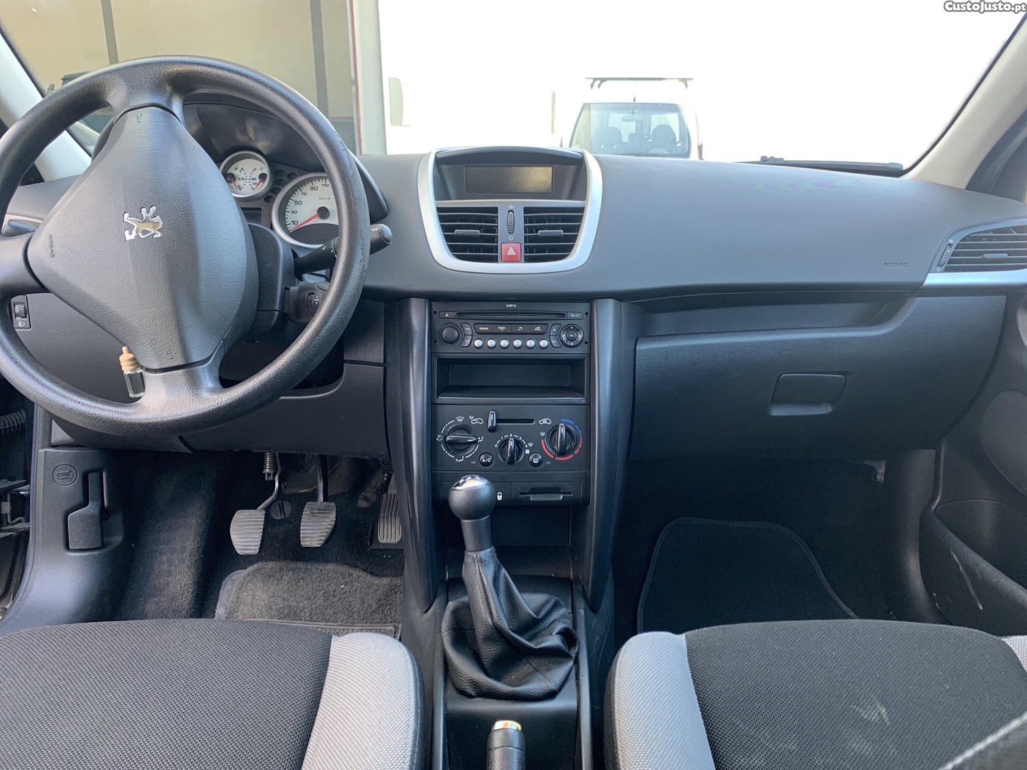 Peugeot 207 1.4 — fotografia 3