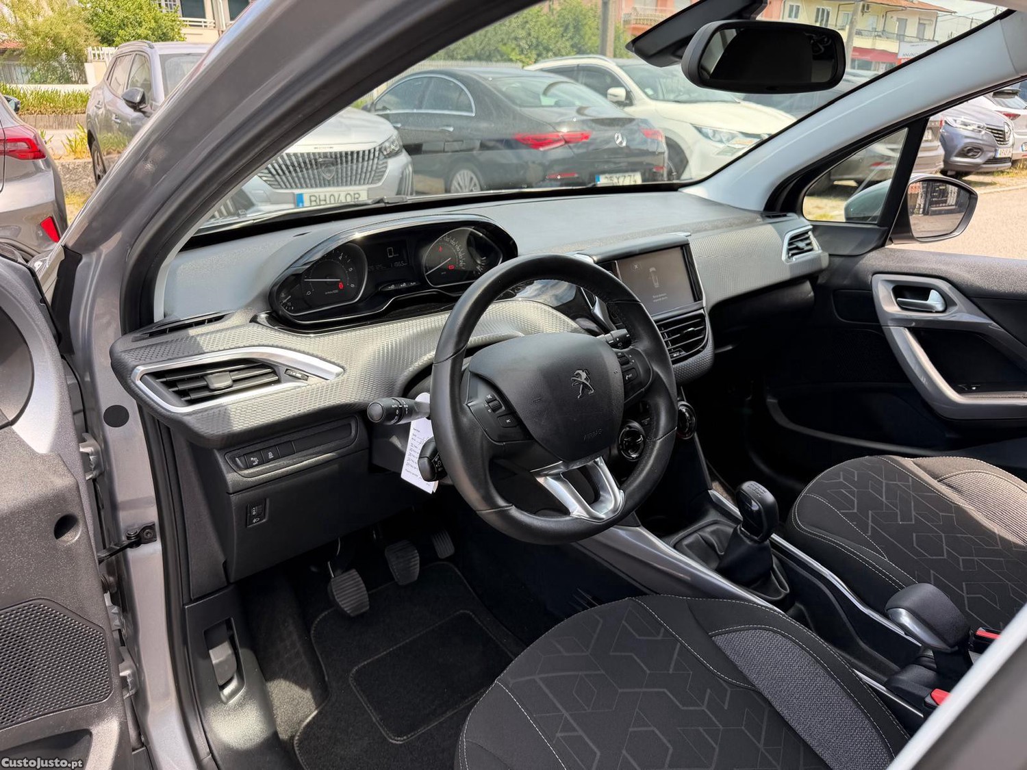 Peugeot 2008 1.6 BlueHDi Allure — fotografia 18