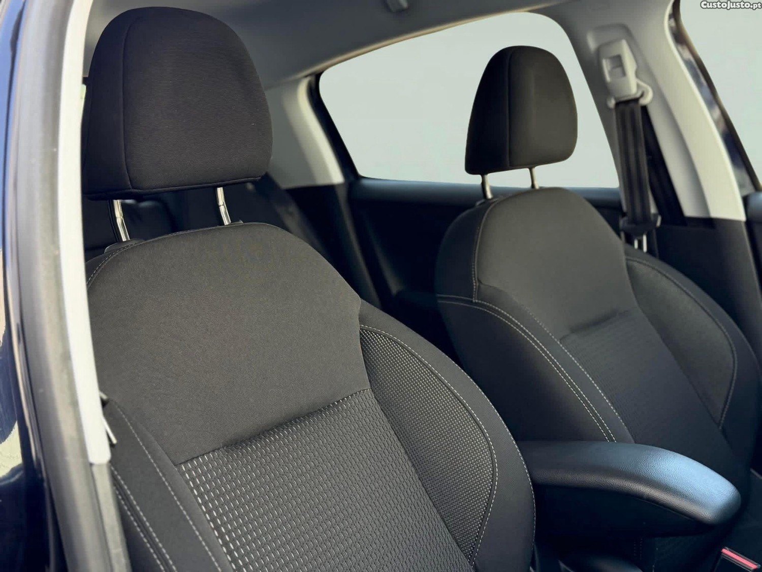 Peugeot 208 1.5 BlueHDi Allure — fotografia 13