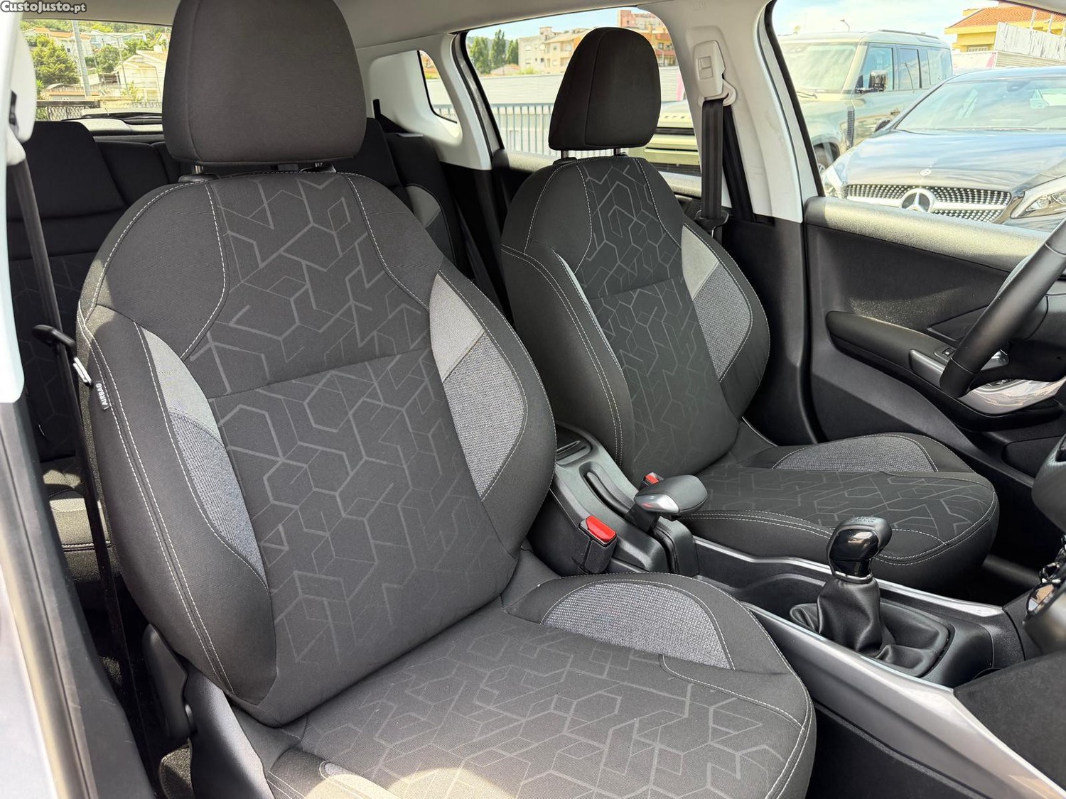 Peugeot 2008 1.6 BlueHDi Allure — fotografia 10