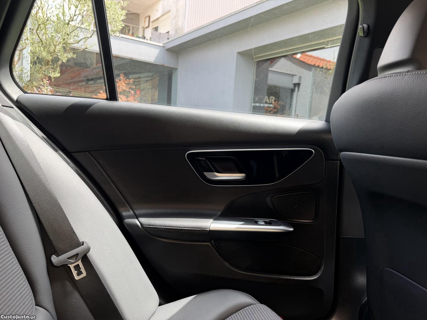 Mercedes-Benz C 300 e Avantgarde — fotografia 18