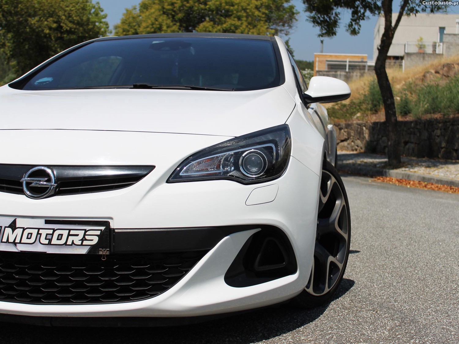 Opel Astra OPC 2.0T — fotografia 14