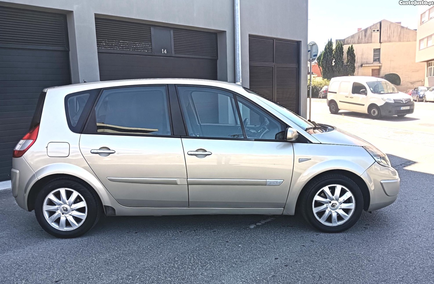 Renault Mégane Scenic 2.0dci 150cv — fotografia 7