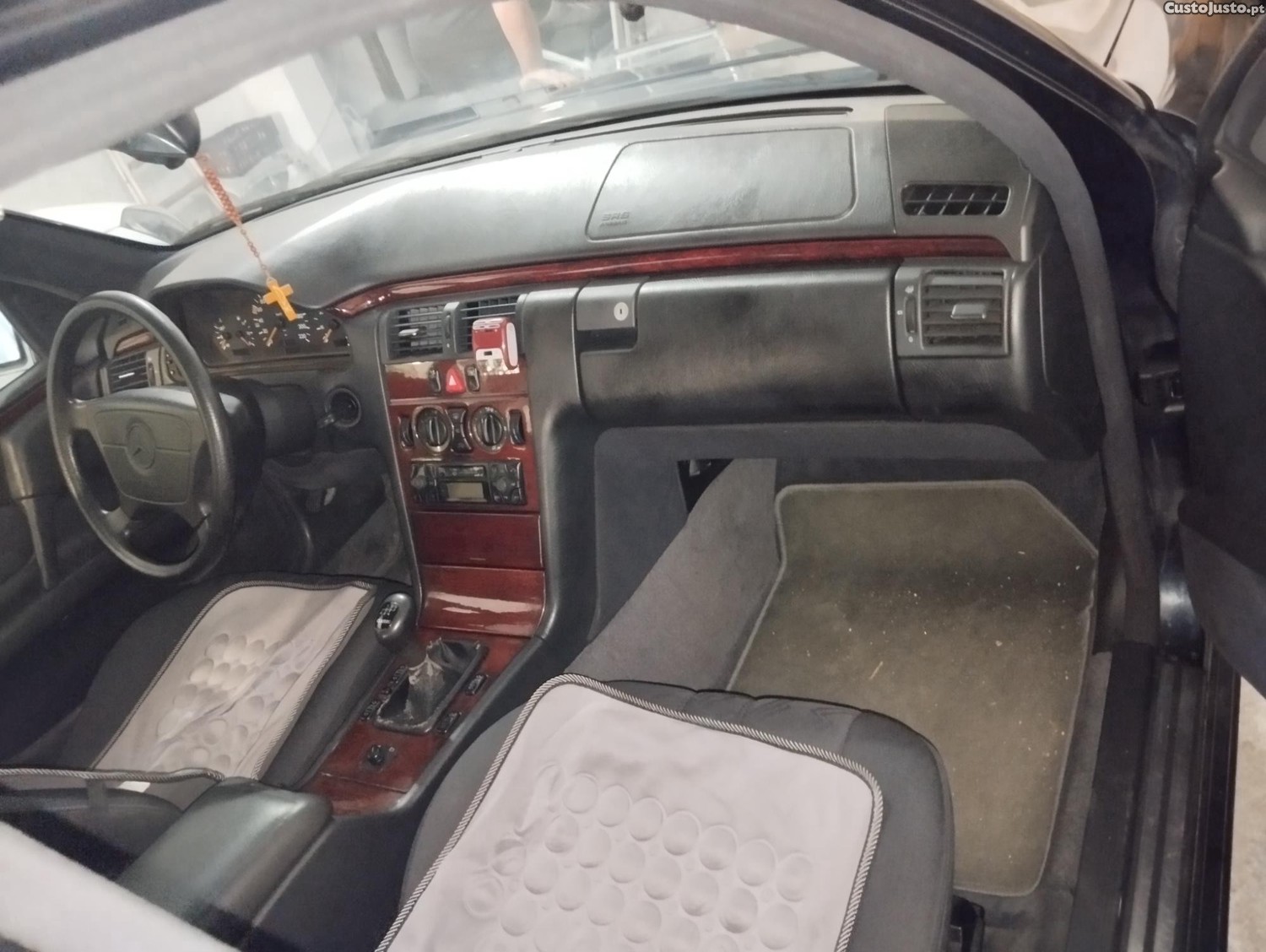 Mercedes-Benz E 220 4 portas — fotografia 3