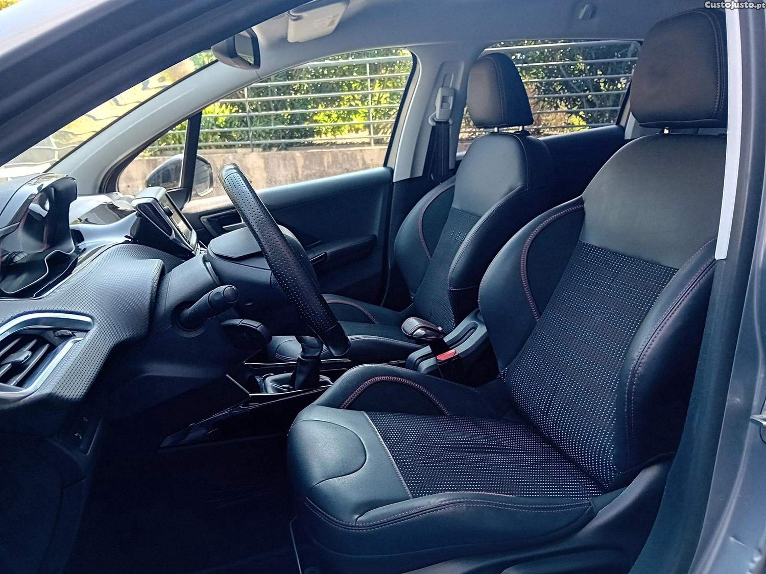 Peugeot 2008 1.2 PureTech GT Line — fotografia 5