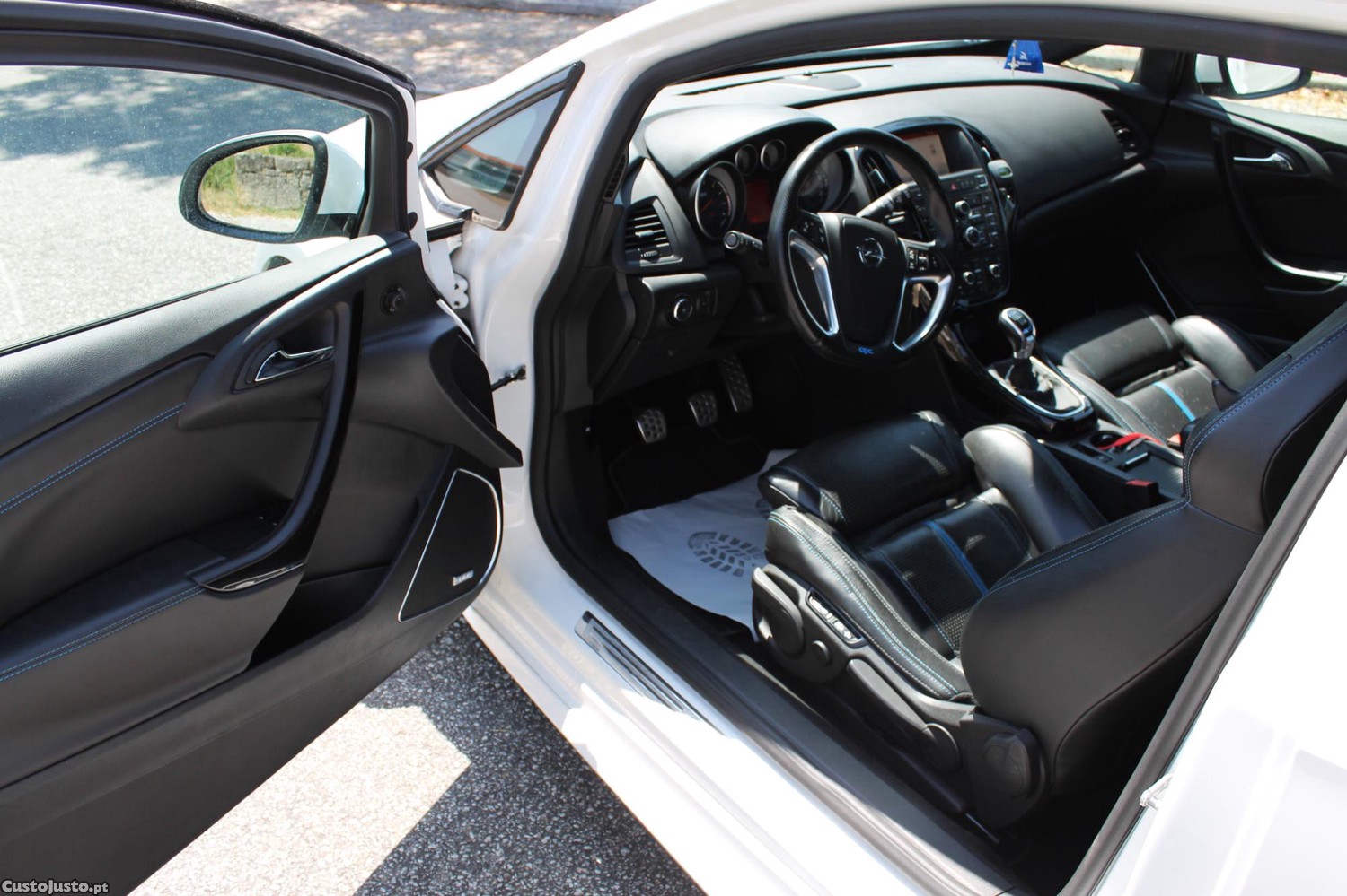Opel Astra OPC 2.0T — fotografia 12