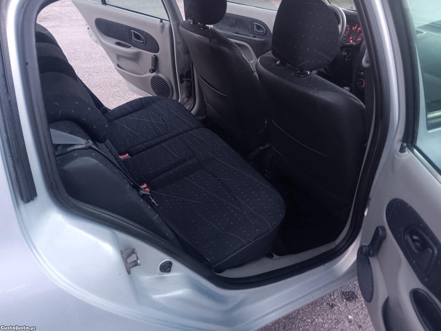 Renault Clio Gasóleo 5 Lugares — fotografia 4