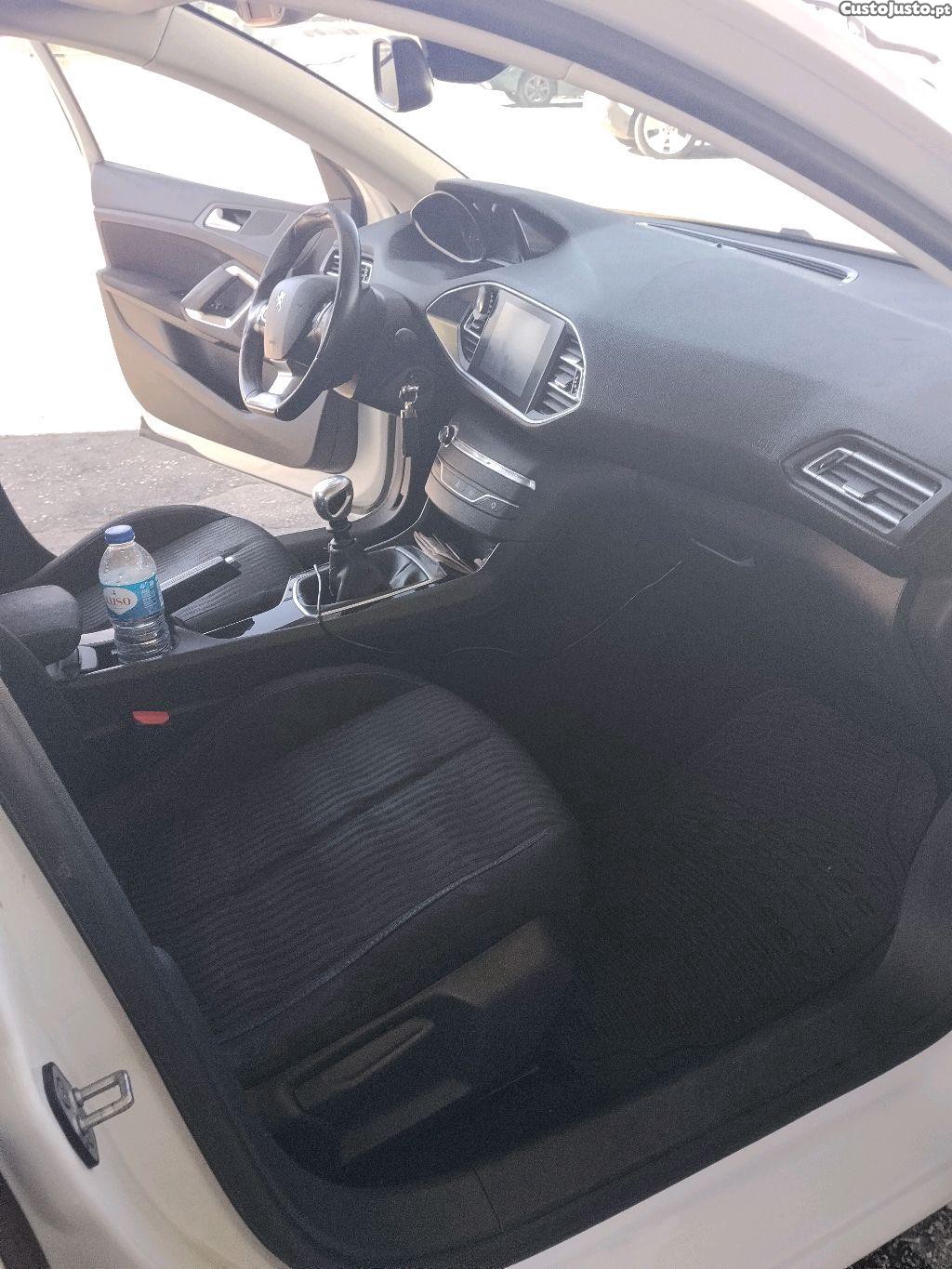 Peugeot 308 1.6 Blue HDI Active — fotografia 3