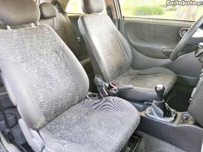Opel Corsa gasolina de 2001 a puxar mal — fotografia 3