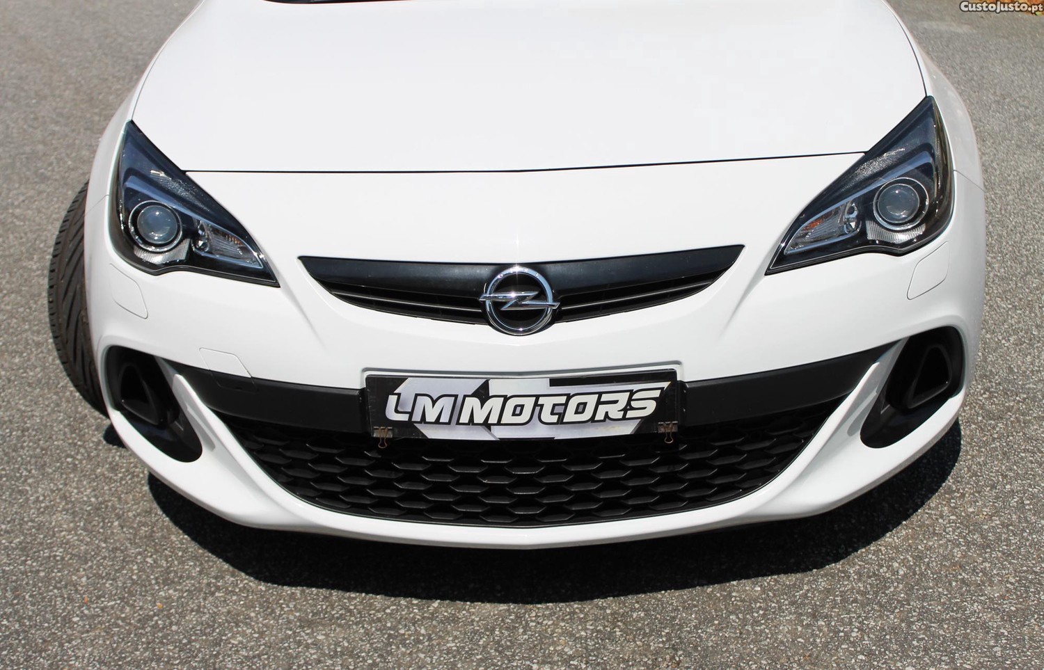 Opel Astra OPC 2.0T — fotografia 15